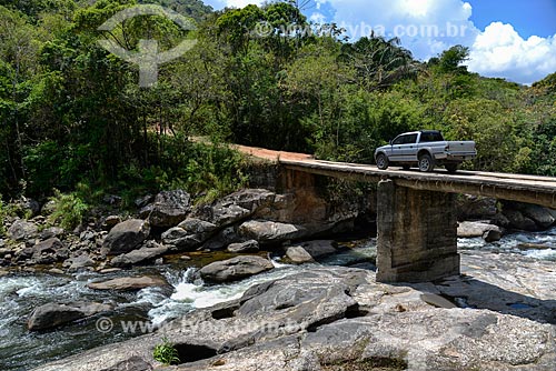  Carro na Ponte do Alemão sobre o Rio Macaé na Reserva Florestal de Macaé de Cima  - Nova Friburgo - Rio de Janeiro (RJ) - Brasil