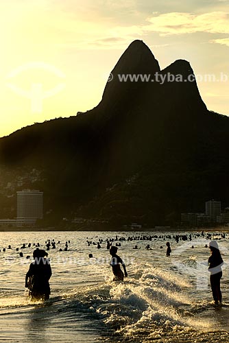  Banhistas na Praia de Ipanema durante o pôr do sol com o Morro Dois Irmãos ao fundo  - Rio de Janeiro - Rio de Janeiro (RJ) - Brasil