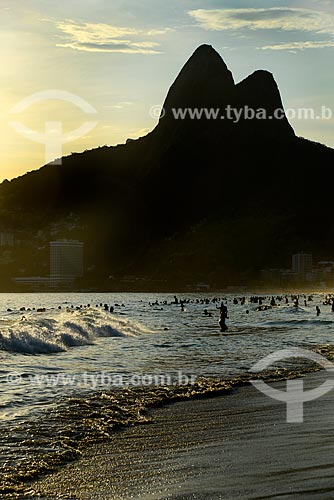  Banhistas na Praia de Ipanema durante o pôr do sol com o Morro Dois Irmãos ao fundo  - Rio de Janeiro - Rio de Janeiro (RJ) - Brasil