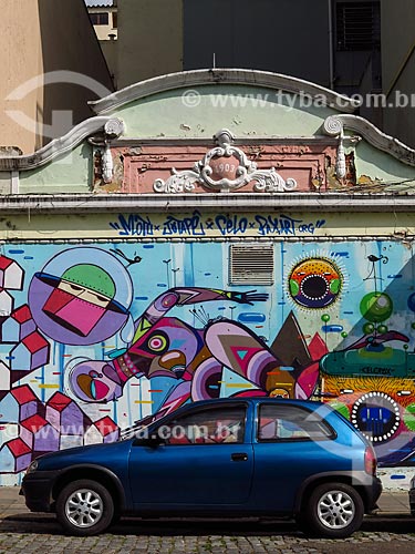  Carro estacionado próximo à muro grafitado no centro histórico de Porto Alegre  - Porto Alegre - Rio Grande do Sul (RS) - Brasil