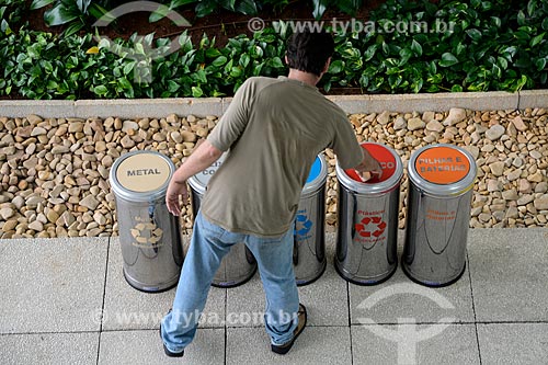 Homem jogando lixo na lixeira para coleta seletiva  - Rio de Janeiro - Rio de Janeiro (RJ) - Brasil