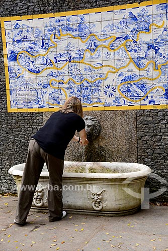  Turista na fonte com painel de azulejos com o mapa da Floresta da Tijuca (1946) próximo à Cascatinha Taunay  - Rio de Janeiro - Rio de Janeiro (RJ) - Brasil