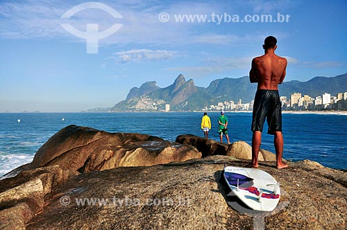  Homens sobre a Pedra do Arpoador com o Morro Dois Irmãos e a Pedra da Gávea ao fundo  - Rio de Janeiro - Rio de Janeiro (RJ) - Brasil