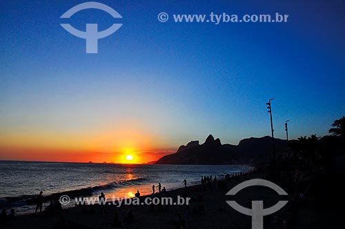  Pôr do sol na Praia do Arpoador com o Morro Dois Irmãos e a Pedra da Gávea ao fundo  - Rio de Janeiro - Rio de Janeiro (RJ) - Brasil