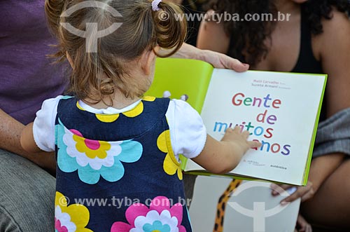  Menina com livro durante a Festa Literária de Santa Teresa (FLIST)  - Rio de Janeiro - Rio de Janeiro (RJ) - Brasil