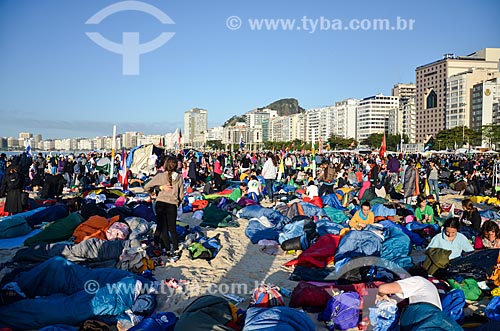  Peregrinos dormindo na Praia de Copacabana durante a Jornada Mundial da Juventude (JMJ)  - Rio de Janeiro - Rio de Janeiro (RJ) - Brasil
