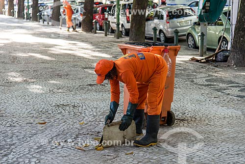  Gari limpando a Praça da República  - Belém - Pará (PA) - Brasil