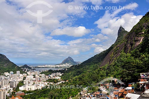  Casas na Favela Santa Marta com o Cristo Redentor ao fundo  - Rio de Janeiro - Rio de Janeiro (RJ) - Brasil