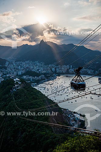  Bondinho do Pão de Açúcar fazendo a travessia entre o Morro da Urca e o Pão de Açúcar durante o pôr do sol  - Rio de Janeiro - Rio de Janeiro (RJ) - Brasil