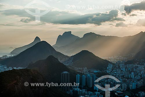 Vista do pôr do sol em Botafogo a partir do Pão de Açúcar com o Morro Dois Irmãos e Pedra da Gávea ao fundo  - Rio de Janeiro - Rio de Janeiro (RJ) - Brasil