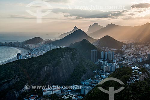  Vista do pôr do sol em Botafogo a partir do Pão de Açúcar com o Morro Dois Irmãos e Pedra da Gávea ao fundo  - Rio de Janeiro - Rio de Janeiro (RJ) - Brasil