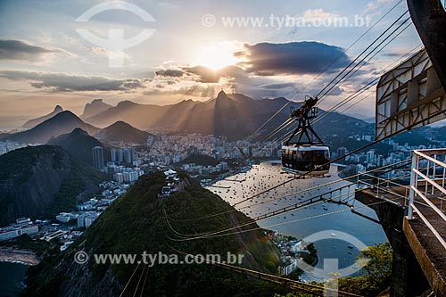  Bondinho do Pão de Açúcar fazendo a travessia entre o Morro da Urca e o Pão de Açúcar durante o pôr do sol  - Rio de Janeiro - Rio de Janeiro (RJ) - Brasil