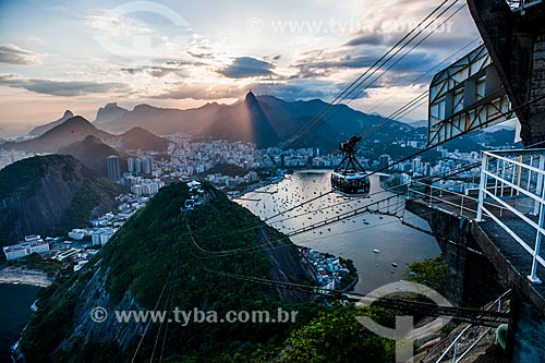  Bondinho do Pão de Açúcar fazendo a travessia entre o Morro da Urca e o Pão de Açúcar durante o pôr do sol  - Rio de Janeiro - Rio de Janeiro (RJ) - Brasil