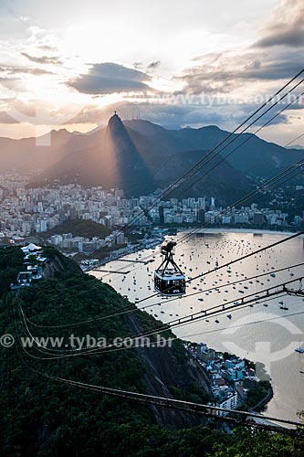  Bondinho do Pão de Açúcar fazendo a travessia entre o Morro da Urca e o Pão de Açúcar durante o pôr do sol  - Rio de Janeiro - Rio de Janeiro (RJ) - Brasil