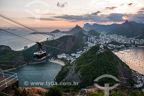  Bondinho do Pão de Açúcar fazendo a travessia entre o Morro da Urca e o Pão de Açúcar durante o pôr do sol  - Rio de Janeiro - Rio de Janeiro (RJ) - Brasil