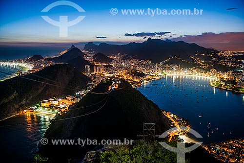  Bondinho do Pão de Açúcar fazendo a travessia entre o Morro da Urca e o Pão de Açúcar durante o anoitecer  - Rio de Janeiro - Rio de Janeiro (RJ) - Brasil