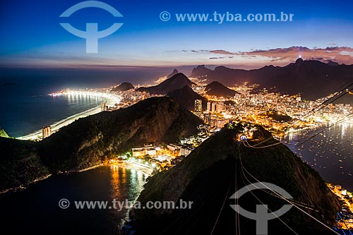  Bondinho do Pão de Açúcar fazendo a travessia entre o Morro da Urca e o Pão de Açúcar durante o anoitecer  - Rio de Janeiro - Rio de Janeiro (RJ) - Brasil