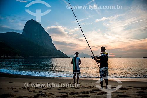  Pescadores às margens da Praia Vermelha com o Pão de Açúcar ao fundo durante o nascer do sol  - Rio de Janeiro - Rio de Janeiro (RJ) - Brasil