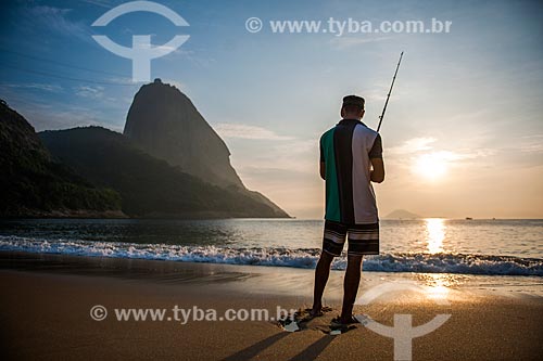  Pescador às margens da Praia Vermelha com o Pão de Açúcar ao fundo durante o nascer do sol  - Rio de Janeiro - Rio de Janeiro (RJ) - Brasil