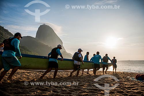  Praticantes de canoagem na Praia Vermelha com o Pão de Açúcar ao fundo durante o nascer do sol  - Rio de Janeiro - Rio de Janeiro (RJ) - Brasil