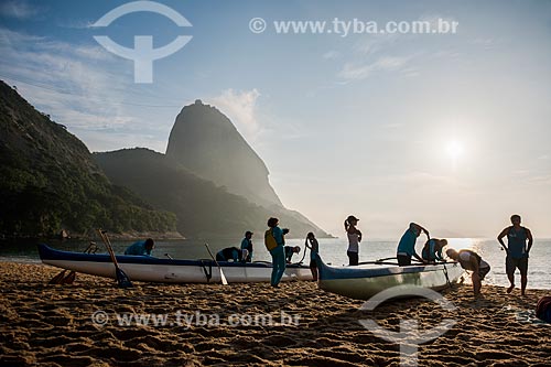  Praticantes de canoagem na Praia Vermelha com o Pão de Açúcar ao fundo durante o nascer do sol  - Rio de Janeiro - Rio de Janeiro (RJ) - Brasil