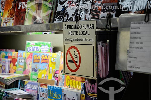  Detalhe de placa indicando a proibição de fumar no interior de banca de jornal  - Rio de Janeiro - Rio de Janeiro (RJ) - Brasil