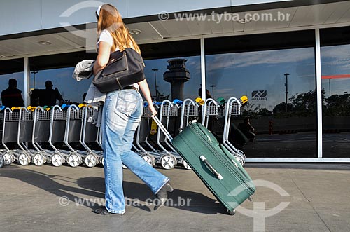  Mulher carregando mala no Aeroporto Internacional Antônio Carlos Jobim  - Rio de Janeiro - Rio de Janeiro (RJ) - Brasil