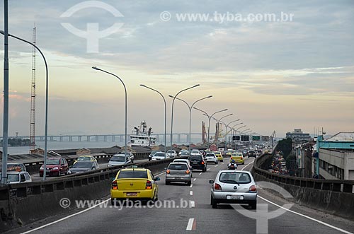  Carros no Elevado da Perimetral com a Ponte Rio-Niterói ao fundo  - Rio de Janeiro - Rio de Janeiro (RJ) - Brasil