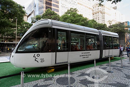  Vagão do veículo leve sobre trilhos em exposição na Cinelândia  - Rio de Janeiro - Rio de Janeiro (RJ) - Brasil