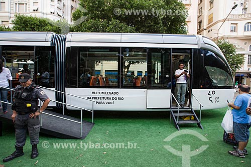  Vagão do veículo leve sobre trilhos em exposição na Cinelândia  - Rio de Janeiro - Rio de Janeiro (RJ) - Brasil