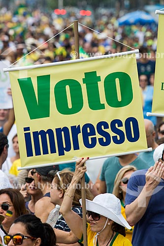  Faixa com os dizeres: Voto impresso, durante manifestação contra a corrupção e pelo Impeachment para Presidenta Dilma Rousseff na orla da Praia de Copacabana  - Rio de Janeiro - Rio de Janeiro (RJ) - Brasil