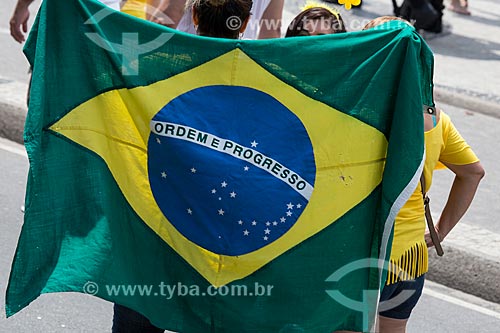  Manifestantes enrolados na bandeira do Brasil durante a manifestação contra a corrupção e pelo Impeachment para Presidenta Dilma Rousseff na orla da Praia de Copacabana  - Rio de Janeiro - Rio de Janeiro (RJ) - Brasil