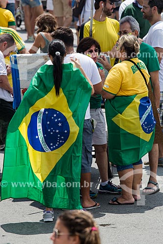  Manifestantes enrolados na bandeira do Brasil durante a manifestação contra a corrupção e pelo Impeachment para Presidenta Dilma Rousseff na orla da Praia de Copacabana  - Rio de Janeiro - Rio de Janeiro (RJ) - Brasil