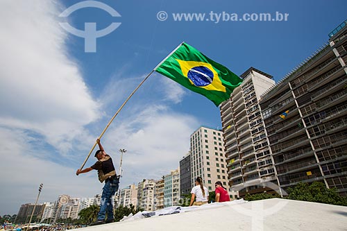  Homem com Bandeira do Brasil durante a manifestação contra a corrupção e pelo Impeachment para Presidenta Dilma Rousseff na orla da Praia de Copacabana  - Rio de Janeiro - Rio de Janeiro (RJ) - Brasil