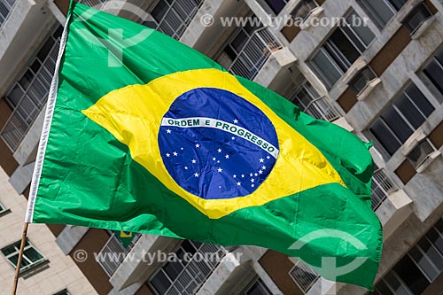  Bandeira do Brasil durante a manifestação contra a corrupção e pelo Impeachment para Presidenta Dilma Rousseff na orla da Praia de Copacabana  - Rio de Janeiro - Rio de Janeiro (RJ) - Brasil