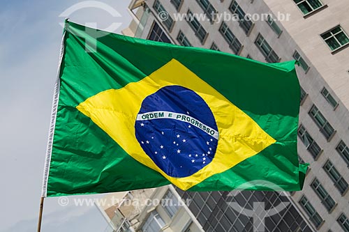  Bandeira do Brasil durante a manifestação contra a corrupção e pelo Impeachment para Presidenta Dilma Rousseff na orla da Praia de Copacabana  - Rio de Janeiro - Rio de Janeiro (RJ) - Brasil