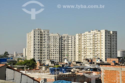  Vista de favela às margens da Linha Amarela com o Condomínio Residencial Norte Village ao fundo  - Rio de Janeiro - Rio de Janeiro (RJ) - Brasil
