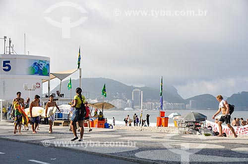  Banhistas na orla da Praia de Copacabana - Posto 5  - Rio de Janeiro - Rio de Janeiro (RJ) - Brasil