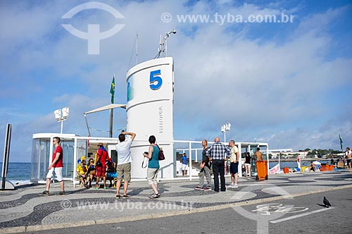  Banhistas na orla da Praia de Copacabana - Posto 5  - Rio de Janeiro - Rio de Janeiro (RJ) - Brasil