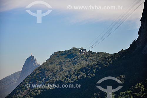  Vista do bondinho fazendo a travessia entre o Morro da Urca e o Pão de Açúcar a partir da Baía de Guanabara com o Cristo Redentor (1931) ao fundo  - Rio de Janeiro - Rio de Janeiro (RJ) - Brasil