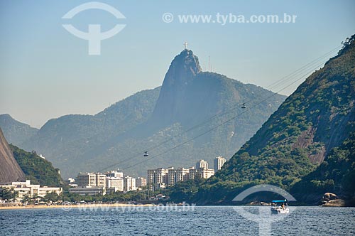  Vista do bondinho fazendo a travessia entre o Morro da Urca e o Pão de Açúcar a partir da Baía de Guanabara com o Cristo Redentor (1931) ao fundo  - Rio de Janeiro - Rio de Janeiro (RJ) - Brasil