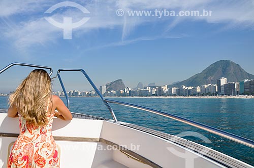  Mulher observando a orla da Praia de Copacabana  - Rio de Janeiro - Rio de Janeiro (RJ) - Brasil