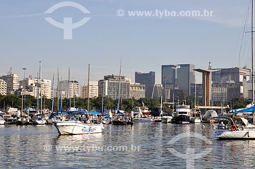  Vista da Marina da Glória a partir da Baía de Guanabara com prédios do centro do Rio de Janeiro ao fundo  - Rio de Janeiro - Rio de Janeiro (RJ) - Brasil