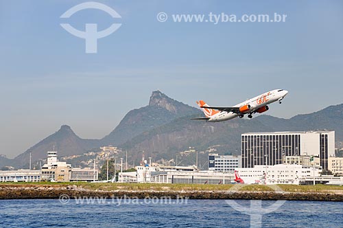  Avião da GOL - Linhas Aéreas Inteligentes - decolando no Aeroporto Santos Dumont visto a partir da Baía de Guanabara  - Rio de Janeiro - Rio de Janeiro (RJ) - Brasil