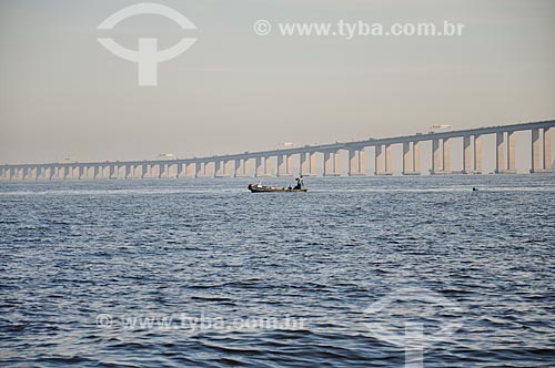  Pescador na Baía de Guanabara com a Ponte Rio-Niterói ao fundo  - Rio de Janeiro - Rio de Janeiro (RJ) - Brasil