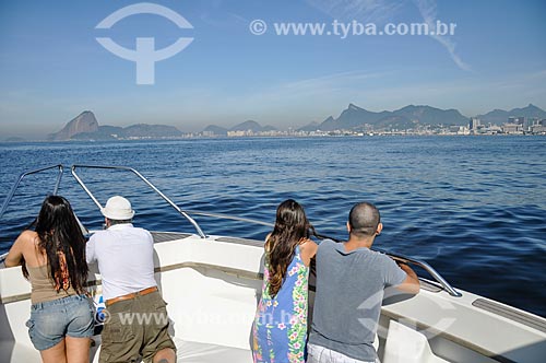  Casais observando a Baía de Guanabara com o Pão de Açúcar ao fundo  - Rio de Janeiro - Rio de Janeiro (RJ) - Brasil