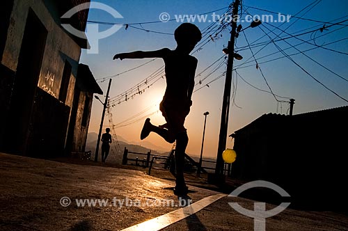  Menino jogando futebol no Morro da Providência  - Rio de Janeiro - Rio de Janeiro (RJ) - Brasil