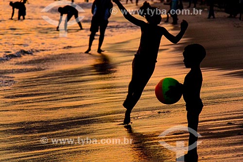  Crianças brincando na orla da Praia de Ipanema  - Rio de Janeiro - Rio de Janeiro (RJ) - Brasil