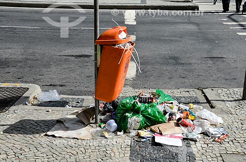  Detalhe de lata de lixo cheia  - Rio de Janeiro - Rio de Janeiro (RJ) - Brasil
