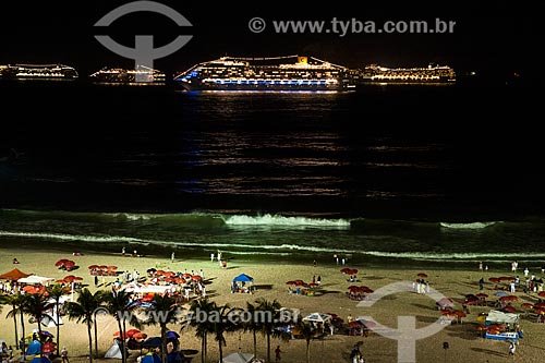  Navio transatlântico aguardando a queima de fogos na Praia do Leme  - Rio de Janeiro - Rio de Janeiro (RJ) - Brasil